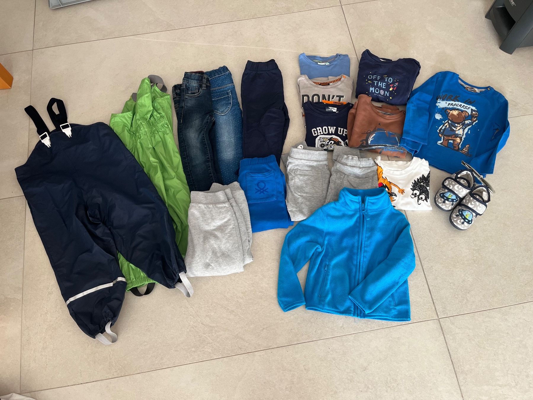 Lotti & Set di vestiti: Kleiderpaket Junge Grösse 98 – Usato da Giubiasco venduto da martellino78 2