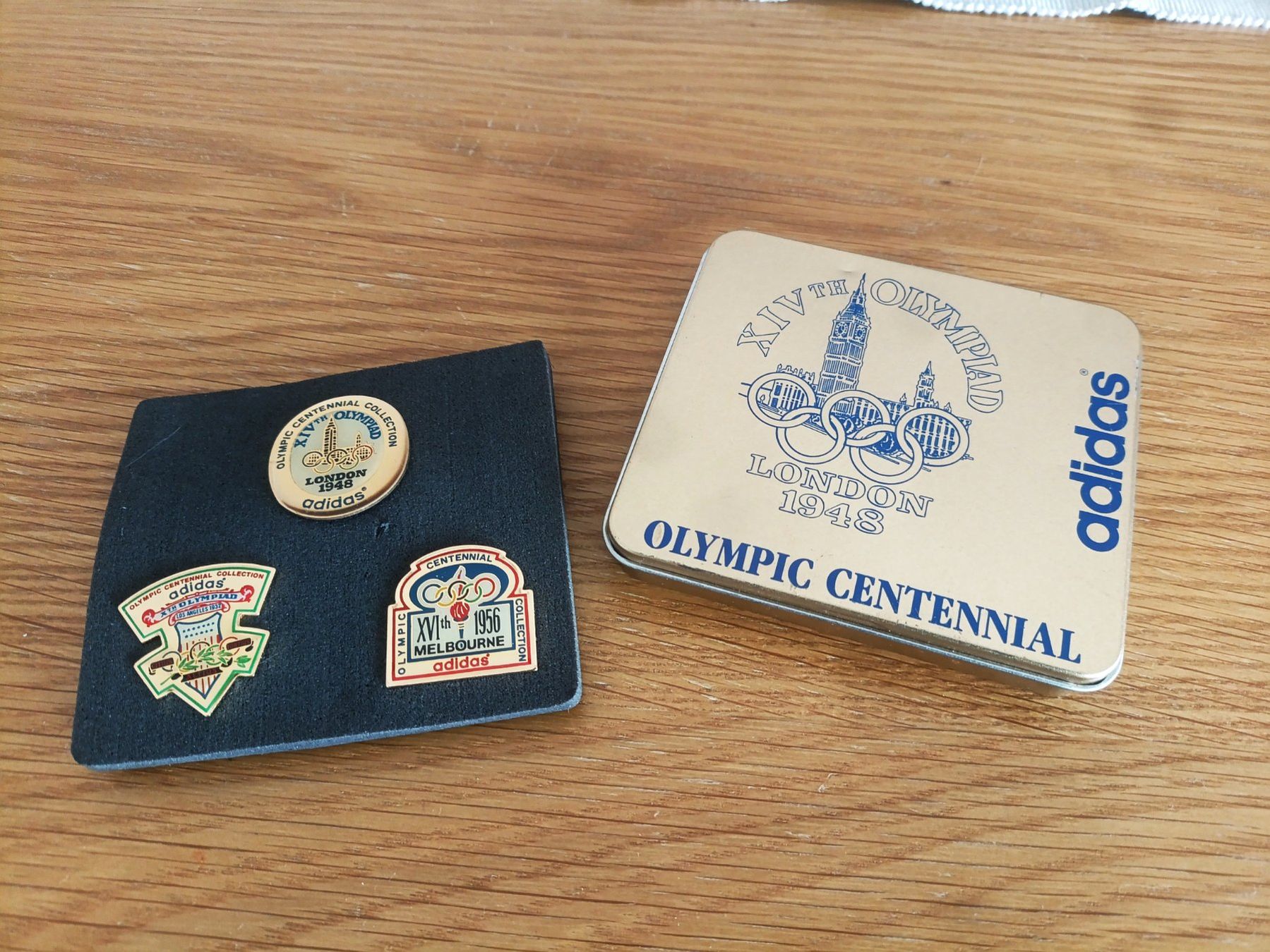 Plaketten & Abzeichen: Adidas Olympische Spiele Pin Set. – Gebraucht aus Wil SG von Donaldus 1