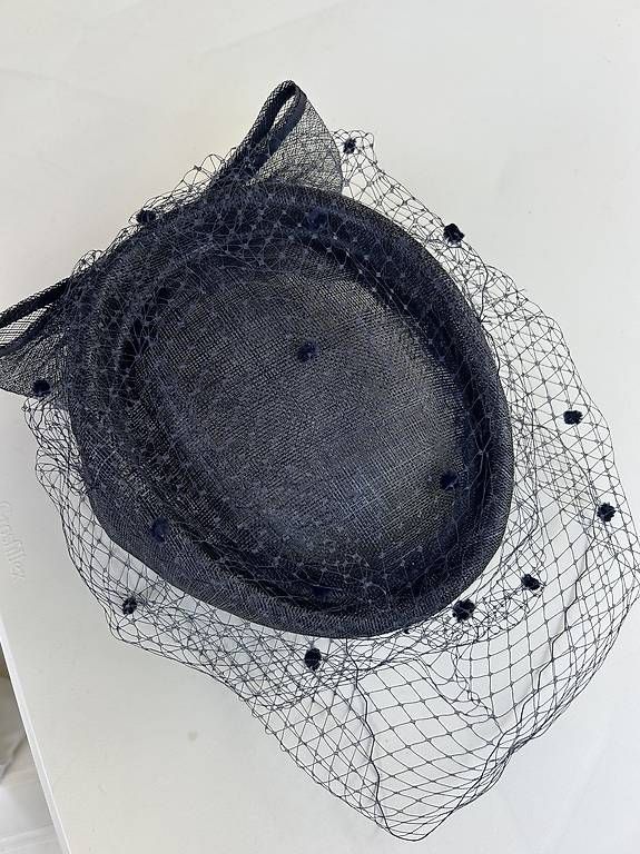 Hüte, Mützen & Caps: Chapeau élégant pour cérémonie – Neu und originalverpackt aus Plan-les-Ouates von Kiss-bodolay