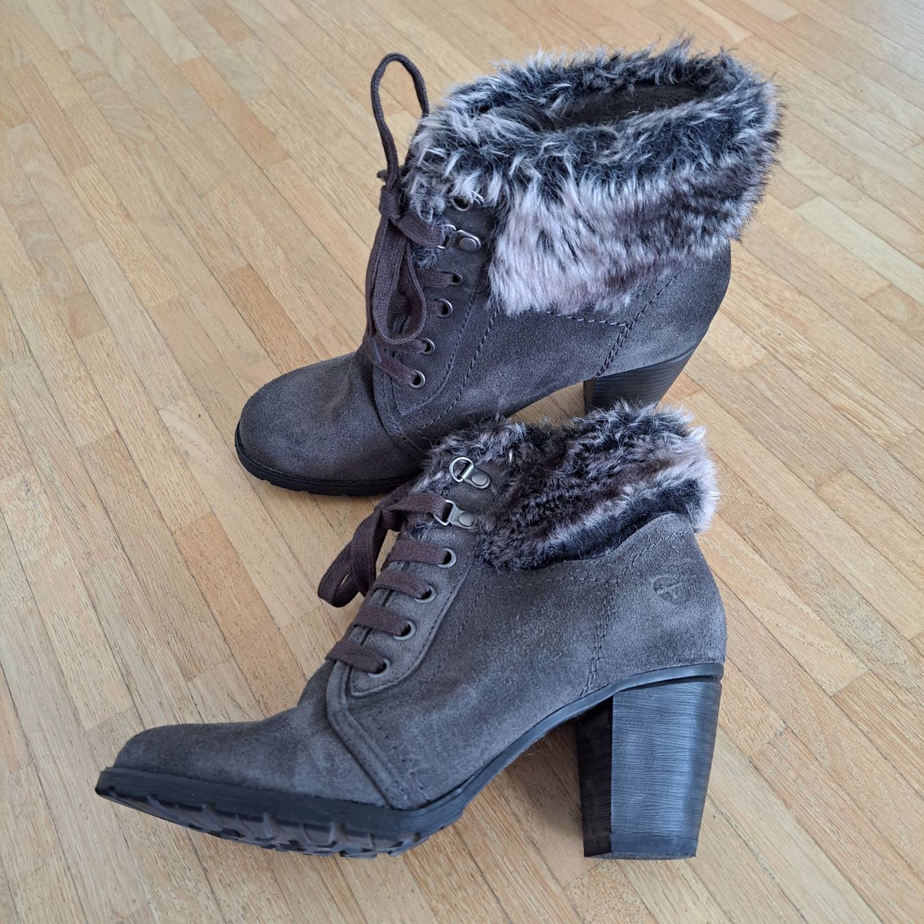 Scarpe da donna: Bottines avec fourrure – Nuovo (secondo la descrizione) da Le Mont-sur-Lausanne venduto da olatiu 1