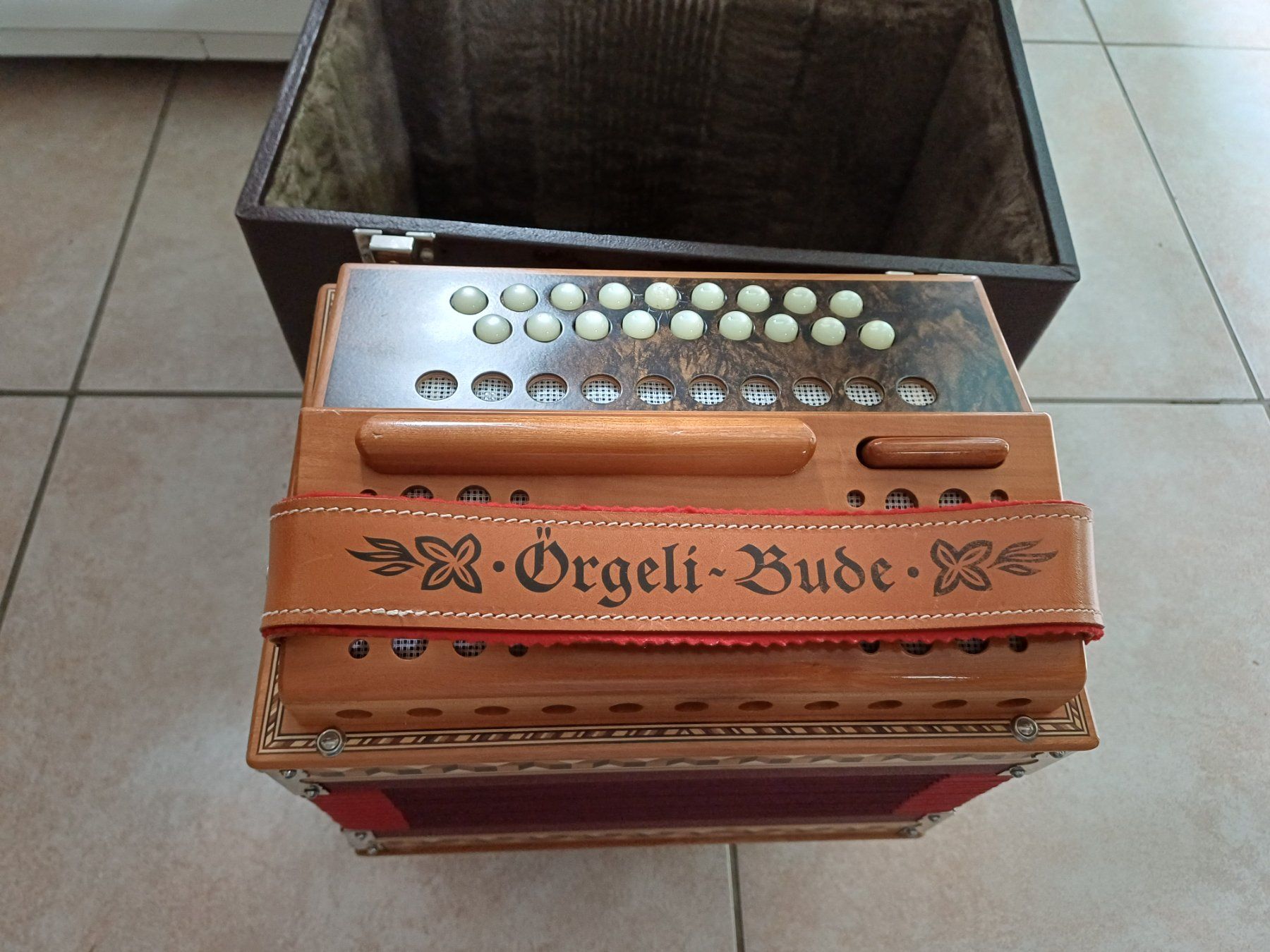 Strumenti musicali: Schwyzerörgeli B-ES Kirschbaum /rot 2-chörig/1992 Versand ja – Usato da Teufen ZH venduto da StanTeufen 3