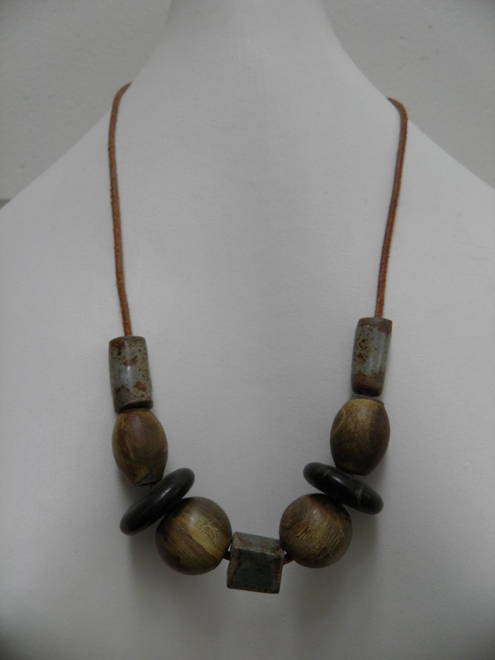 Catenine: Holz-Keramik-Collier an Lederband – Usato da Rüti ZH venduto da corvus-corvus