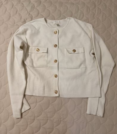 Weiße Strickjacke  mit goldenen Knöpfen, Größe S