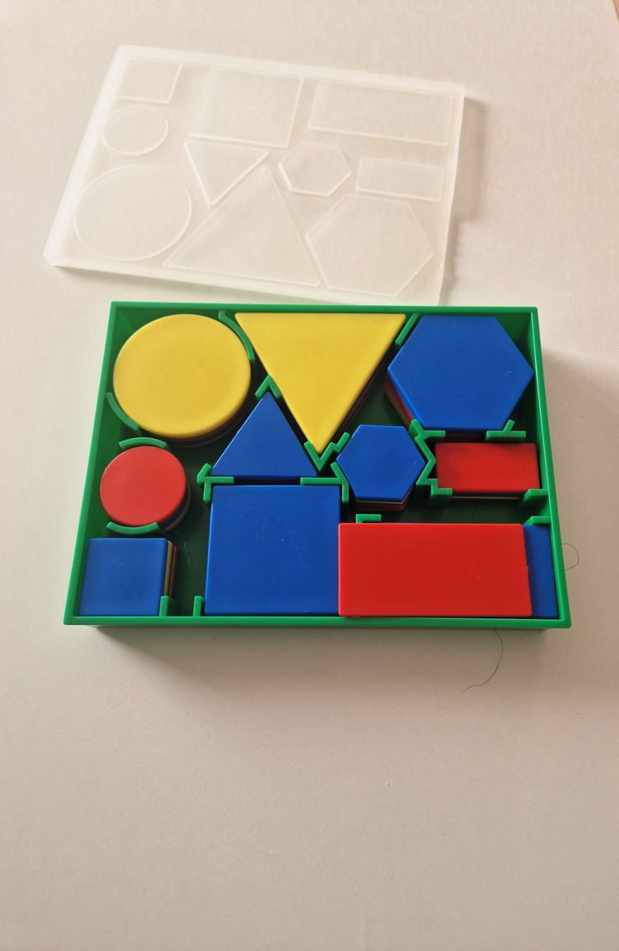 Spiele: Lernbox Formen Kunststoff – Gebraucht aus Stüsslingen von white_angel86 1