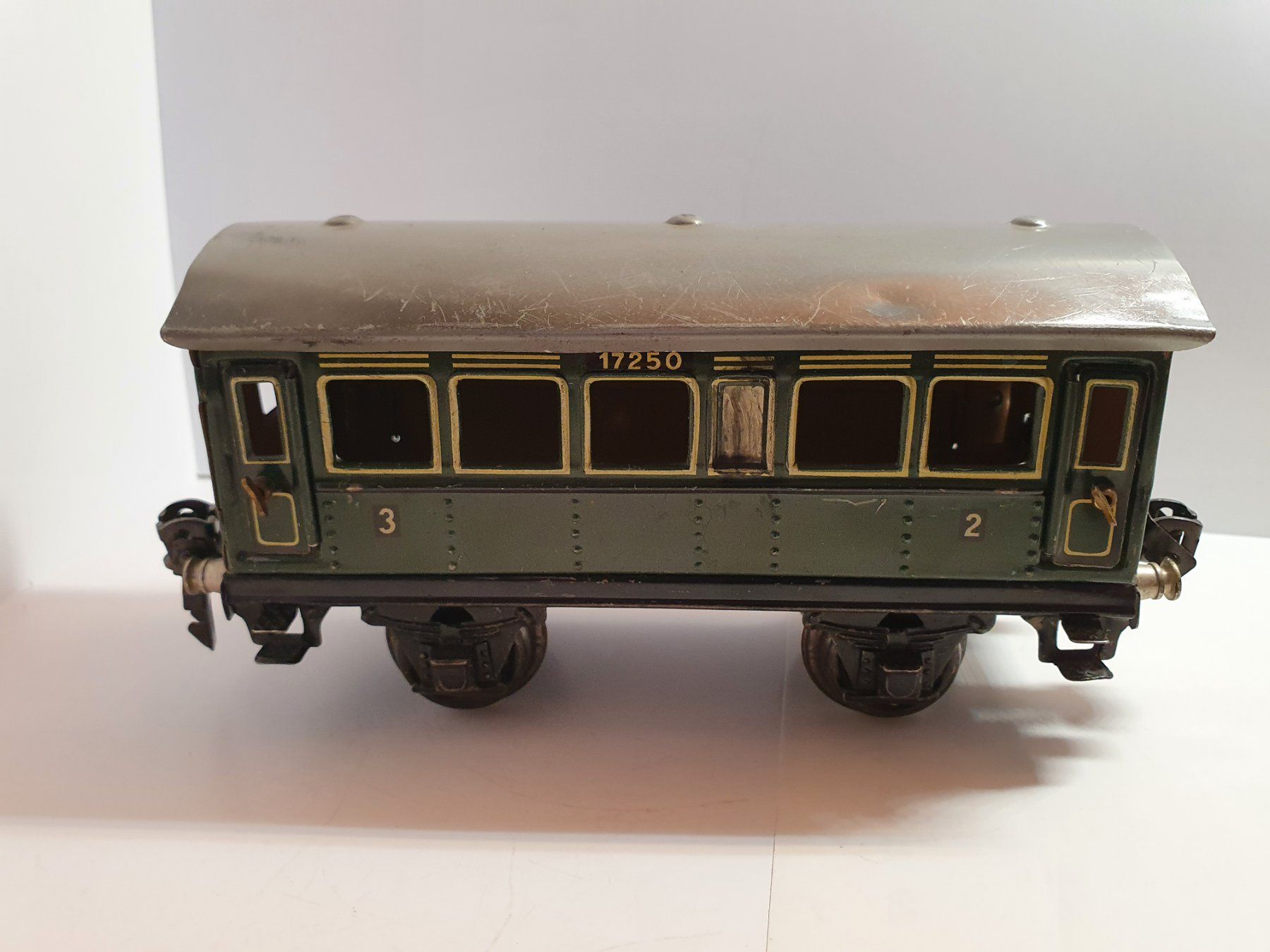 Märklin Modelleisenbahnen: Märklin /  Blech Tinplate /   Spur 0 / Sitzwagen 2. Klasse – Gebraucht aus Zürich von BLS58MA 3