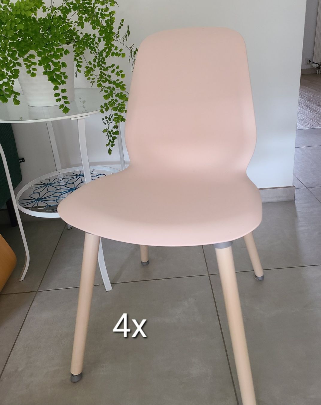 Sedie: 4 chaises en plastique rose pâle – Usato da Savagnier venduto da matcoro