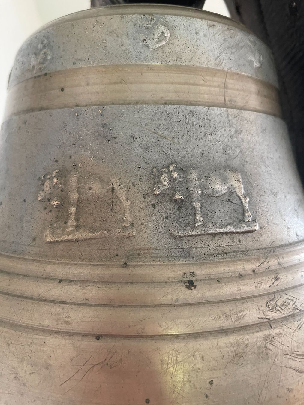 Campanacci mucche: Alte Schweizer Kuhglocke / Treichel mit original Ledergurt – Usato da Siblingen venduto da Woltersdorf50