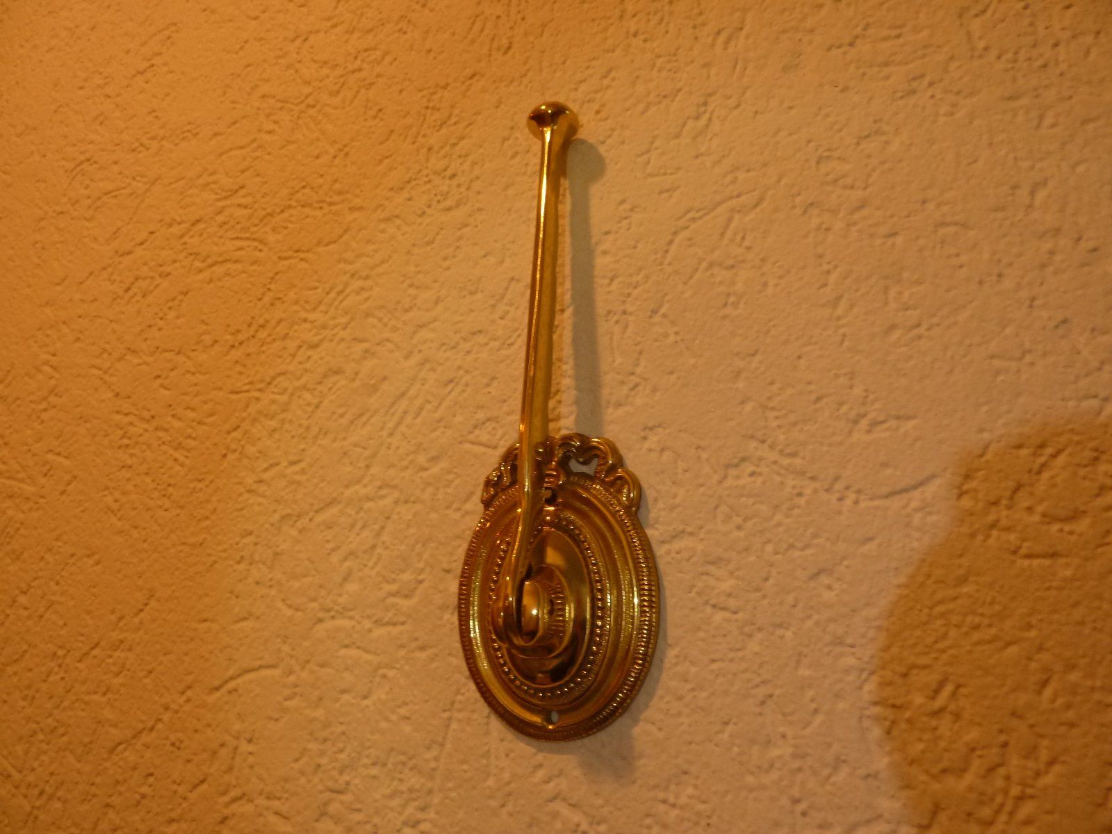 Ferramenta: antiker Kleiderbügelhalter klappbare Messing 17 cm – Usato da Hochfelden venduto da swissice 3