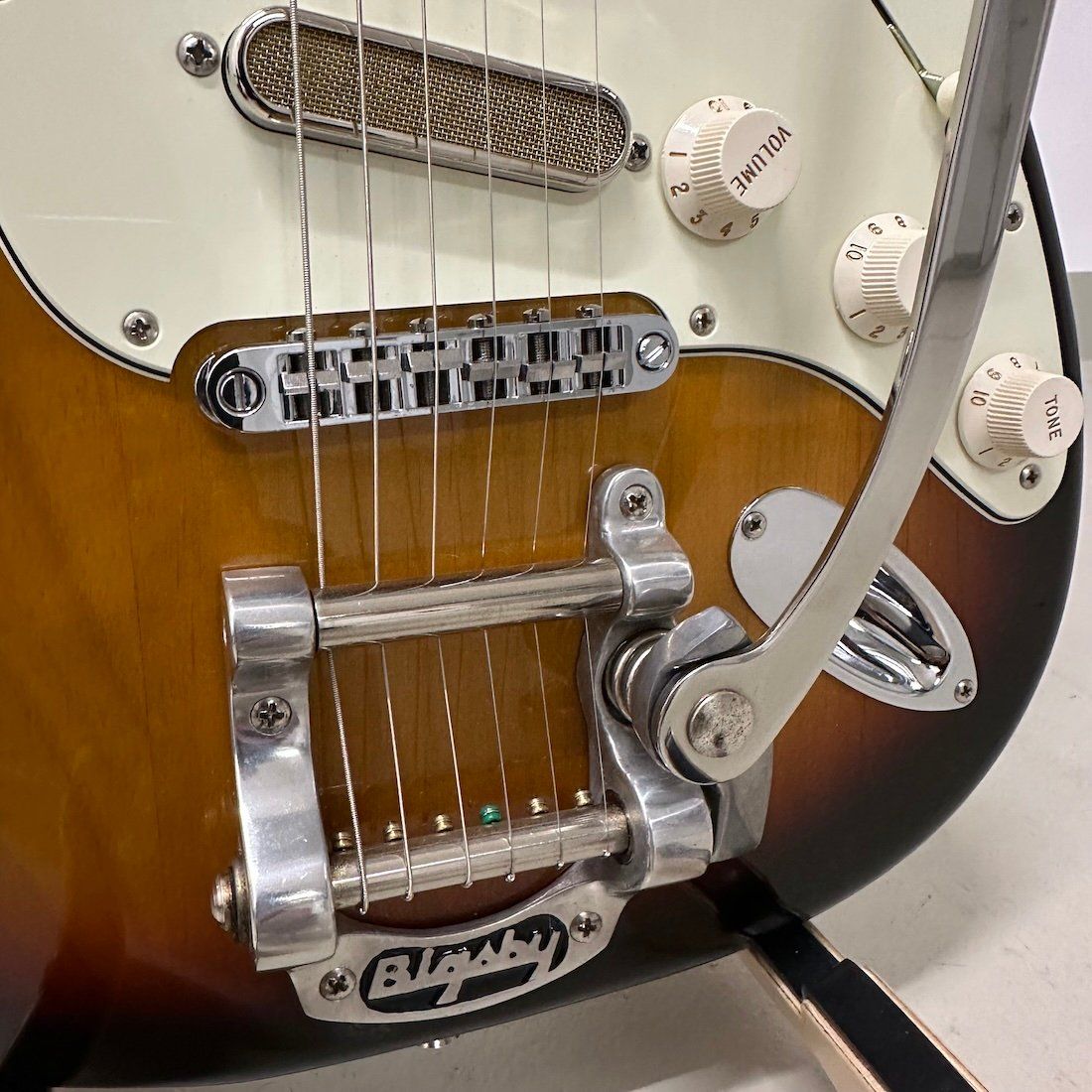 Fender Strumenti musicali: Fender Gold Foil Stratocaster mit Bigsby – Usato da Muri b. Bern venduto da hankstore 3
