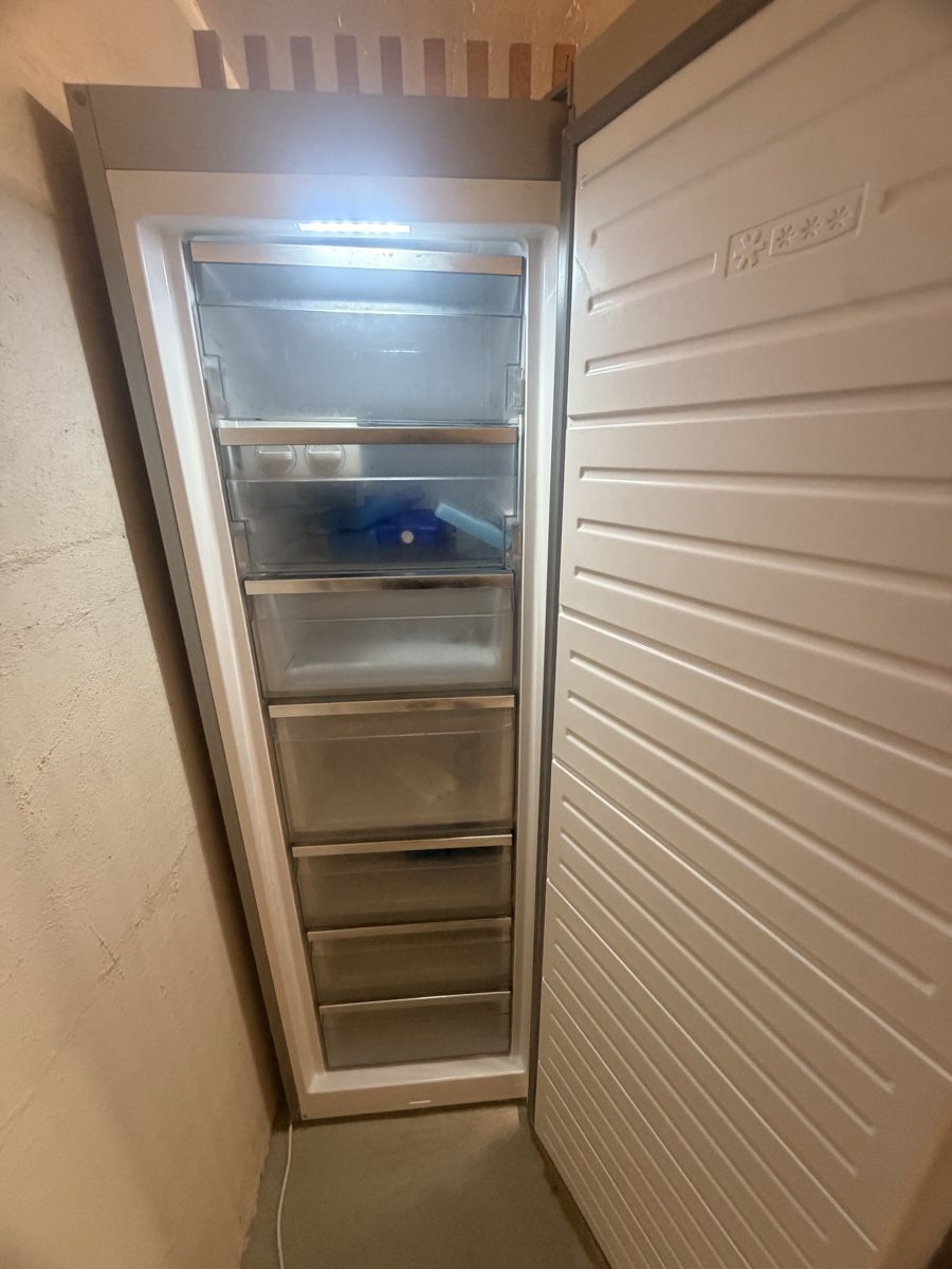 Sharp Congelatori: Freezer Sharp silver 280L good condition – Usato da Zollikon venduto da akshaysehgal 2