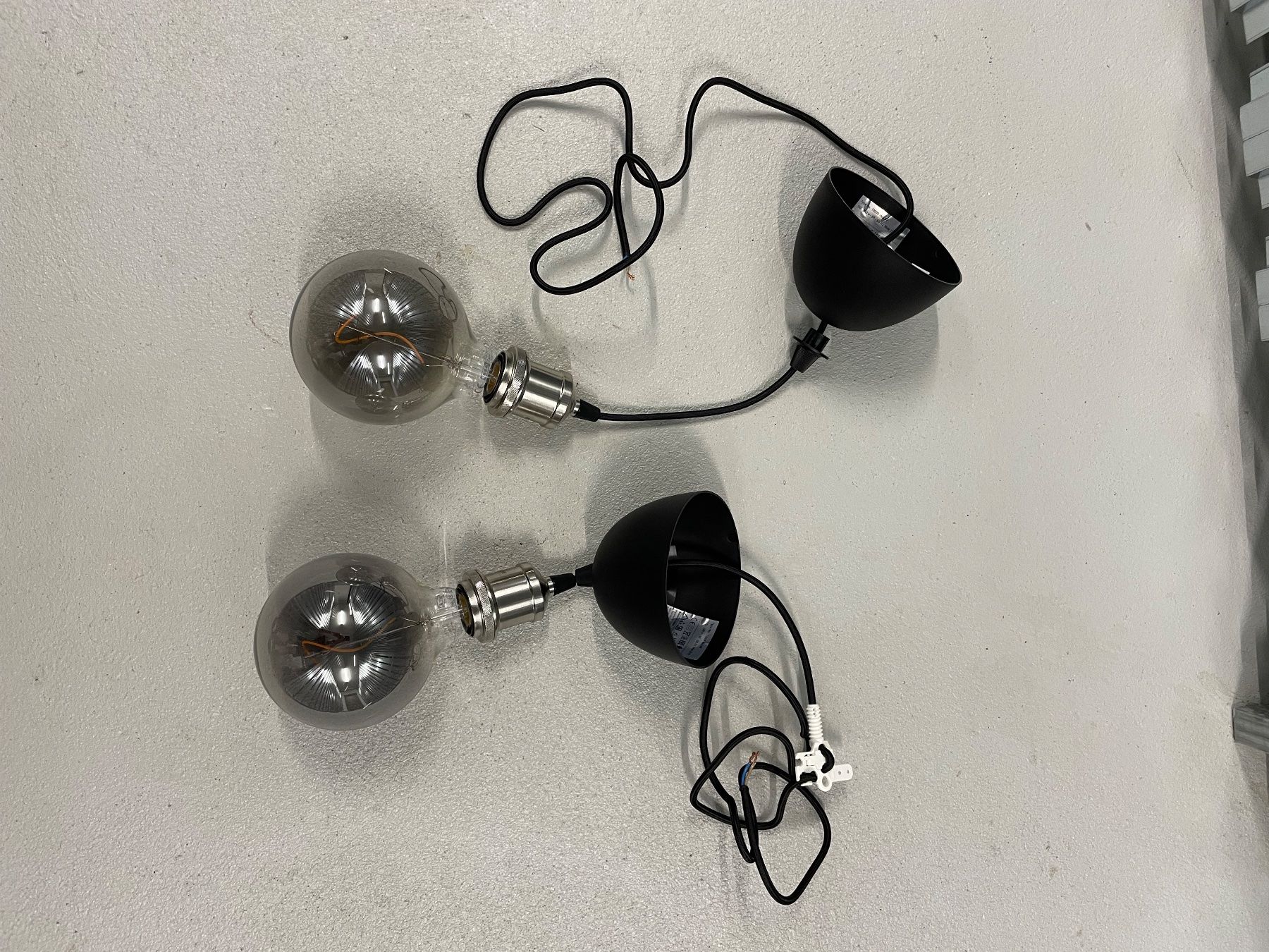 Lampen: 2 Pendelleuchten schwarz mit Leuchtmittel – Gebraucht aus Hinwil von sim_k889 1