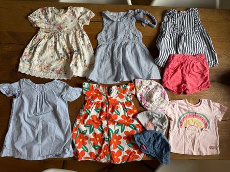 7 Kleidungsstücke & 3 Mützen – Sommer‑Mix für Mädchen Gr. 80