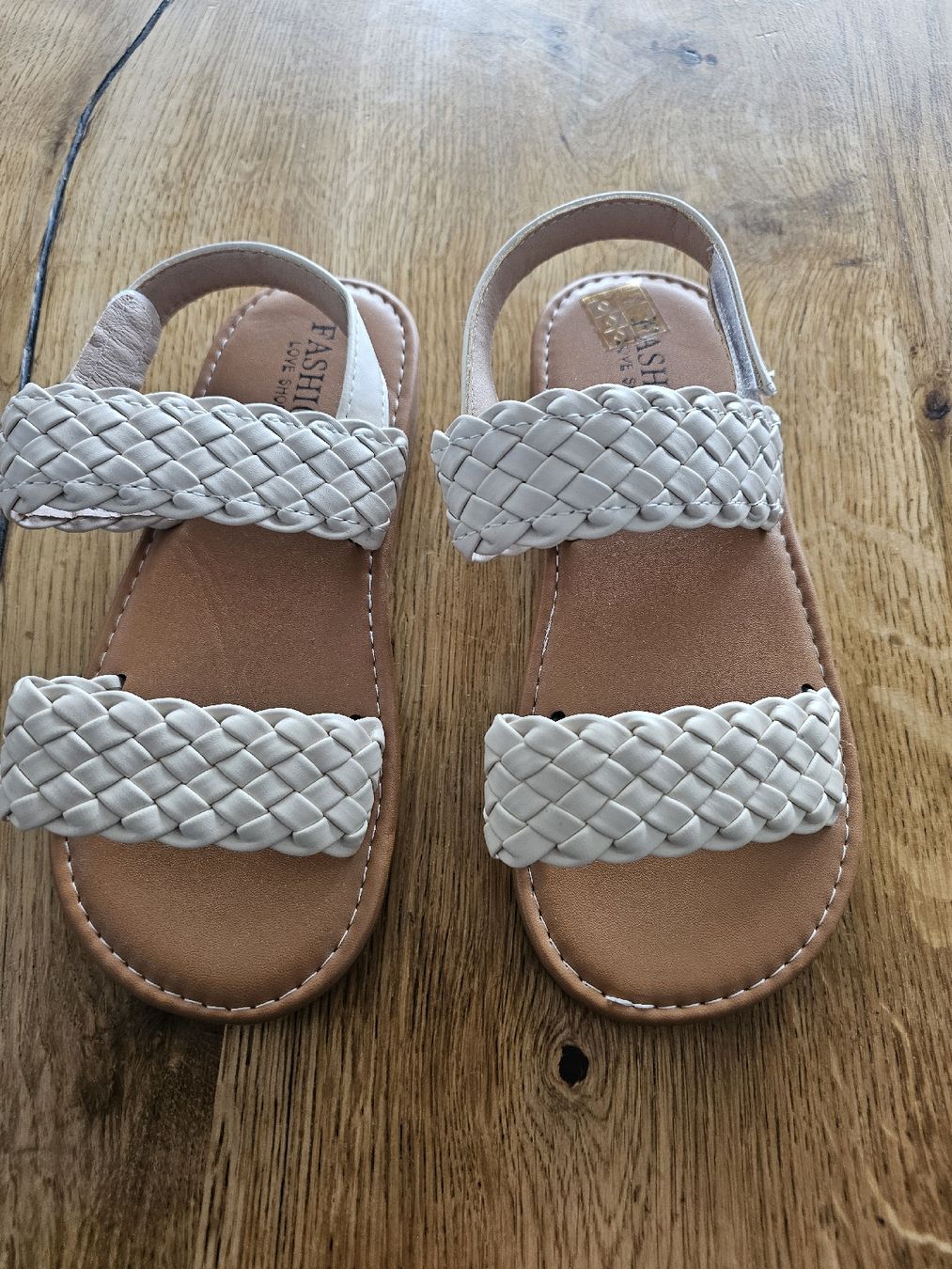 Scarpe per ragazze: Neue Sandale Grösse 32 – Nuovo (secondo la descrizione) da Grosshöchstetten venduto da Qenko