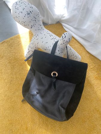 SCHWARZER RUCKSACK AUS KUHLEDER