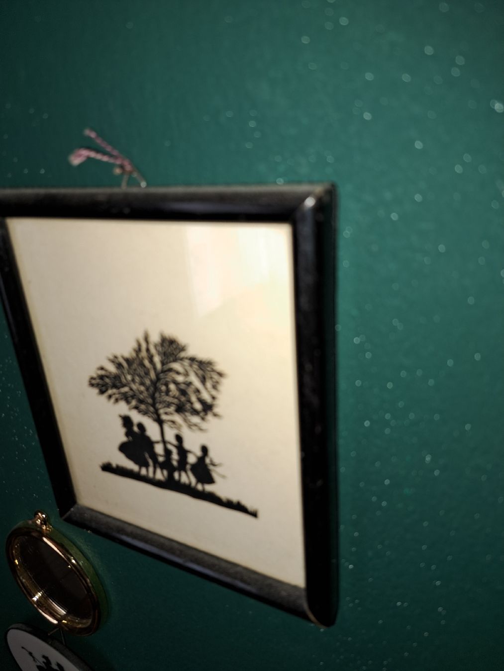 Grafiken & Lithographien: Scherenschnitt-Bild, Kinder unter Baum, gerahmt, antik – Gebraucht aus Kölliken von Upcycling-by-Mc-TAM 2