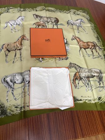 Foulard vintage Hermès avec boite 