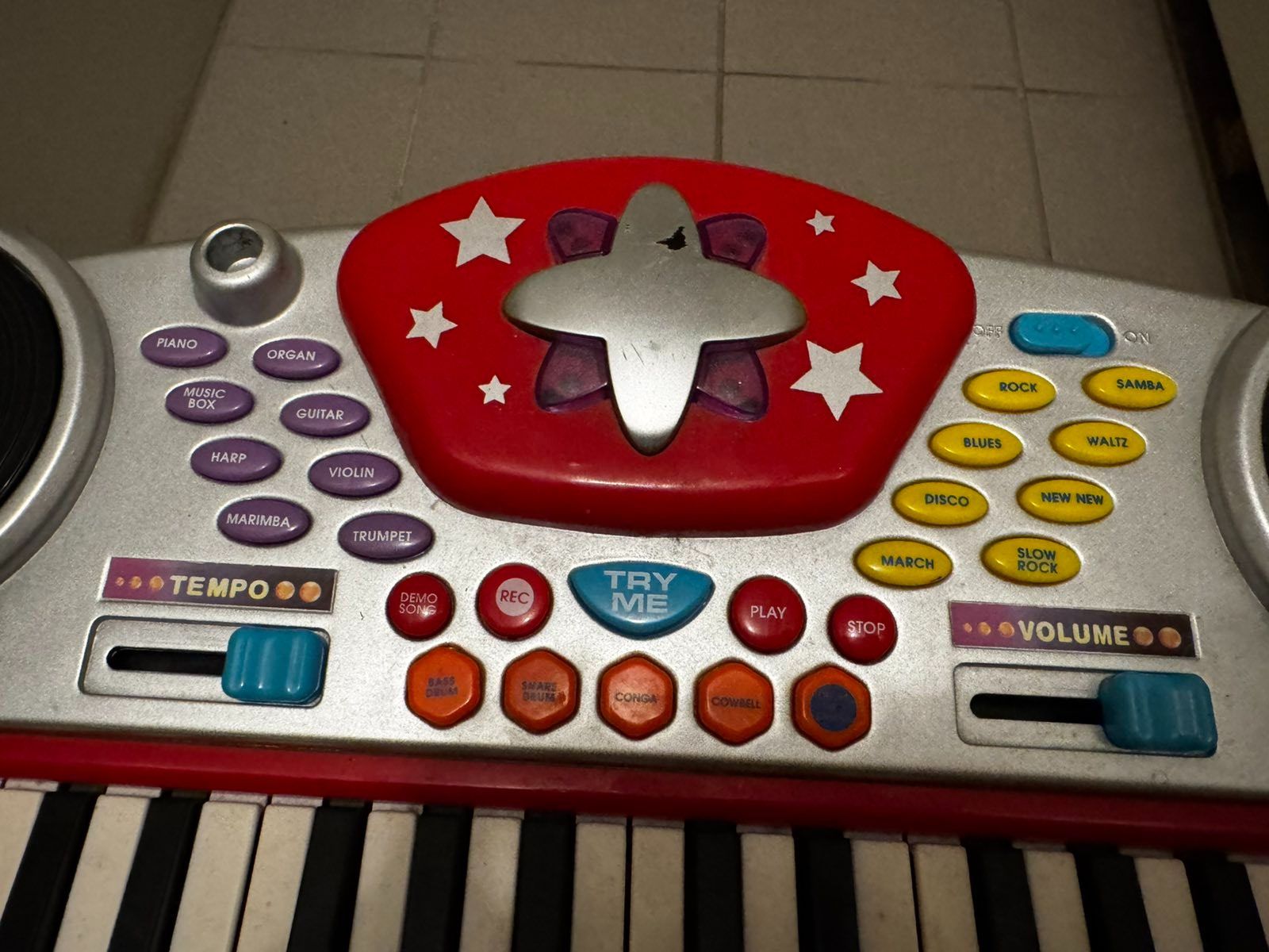 Musikinstrumente: kinder synthesizer – Gebraucht aus Wettingen von ObradovicJelena 1