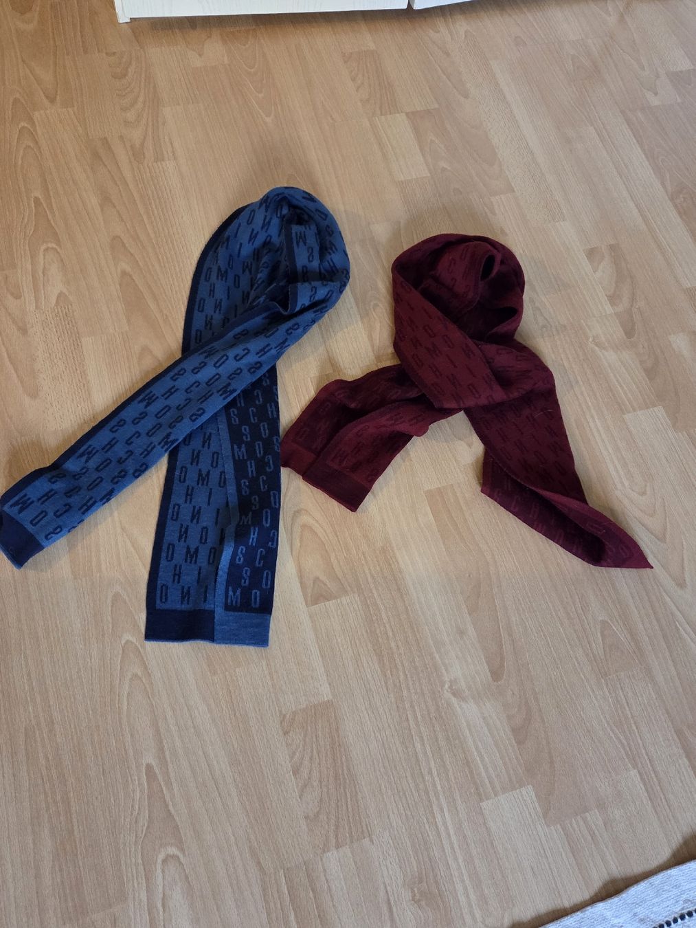 Moschino Foulards, Tücher & Schals: écharpes Moschino – Gebraucht aus Biel/Bienne von Totalkelly