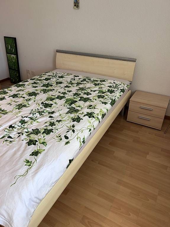 Letti: Schönes Bett mit Nachtisch – Usato da Ettiswil venduto da SHE75 3