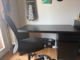 Bürotisch mit Stuhl