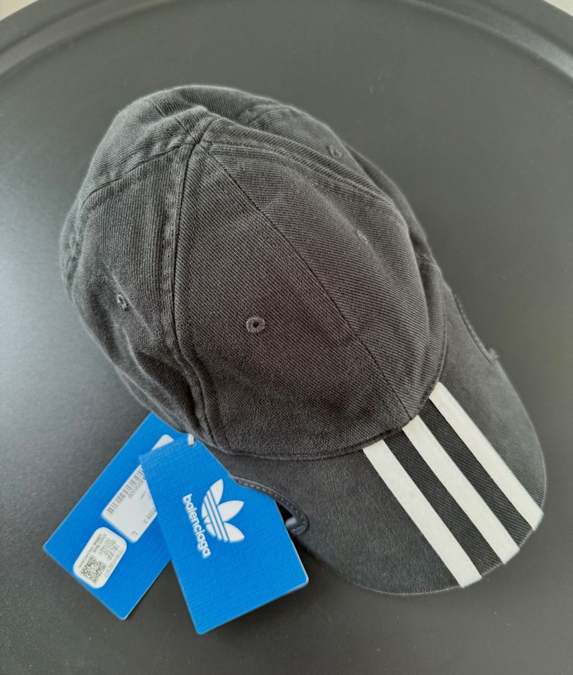 Balenciaga Copricapi, berretti & cappellini: Balenciaga X Adidas Cap – Nuovo (secondo la descrizione) da Kilchberg ZH venduto da LuxuryVault 1