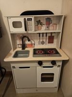 Kinderküche aus Holz mit Zubehör für kleine Köche