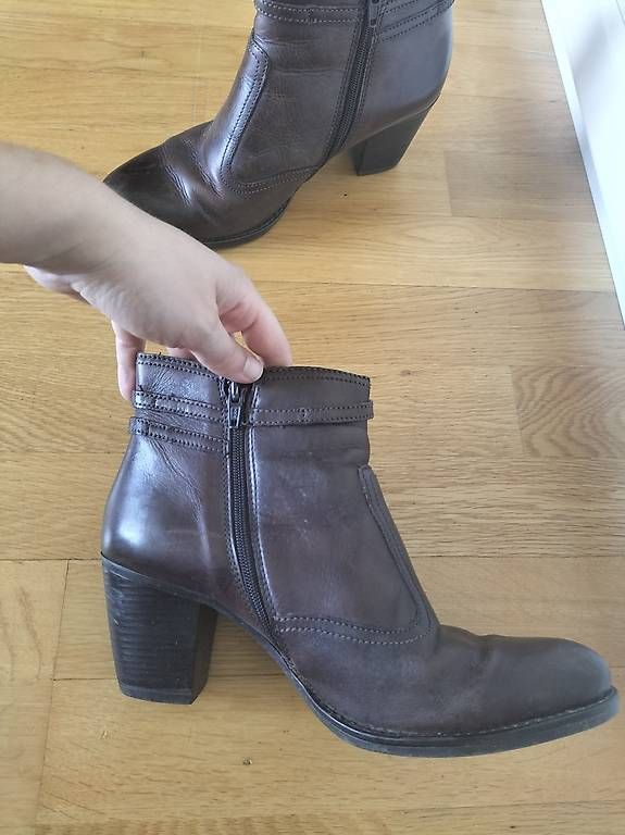 Scarpe da donna: Bottines/bottes 'A by André' en cuir brune – Usato da Vevey venduto da fra_fs8w 1