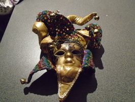 Maske goldfarbig, Glöcken, Stoff grün, rot