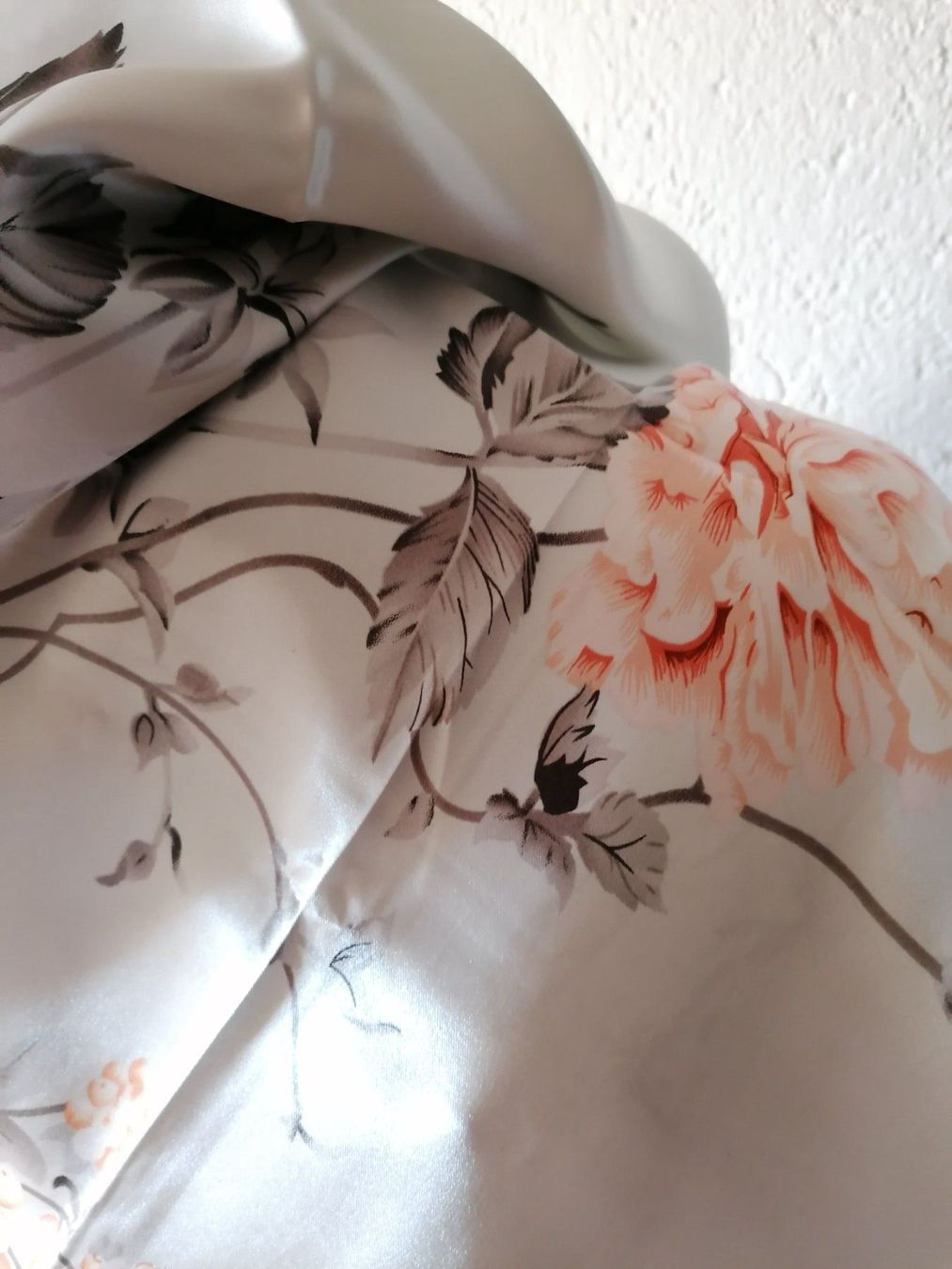 Foulard & Sciarpe: Schönes Seidentuch Frühling Blumenmuster – Nuovo e nell'imballaggio originale da Zollikofen venduto da Blackie 6