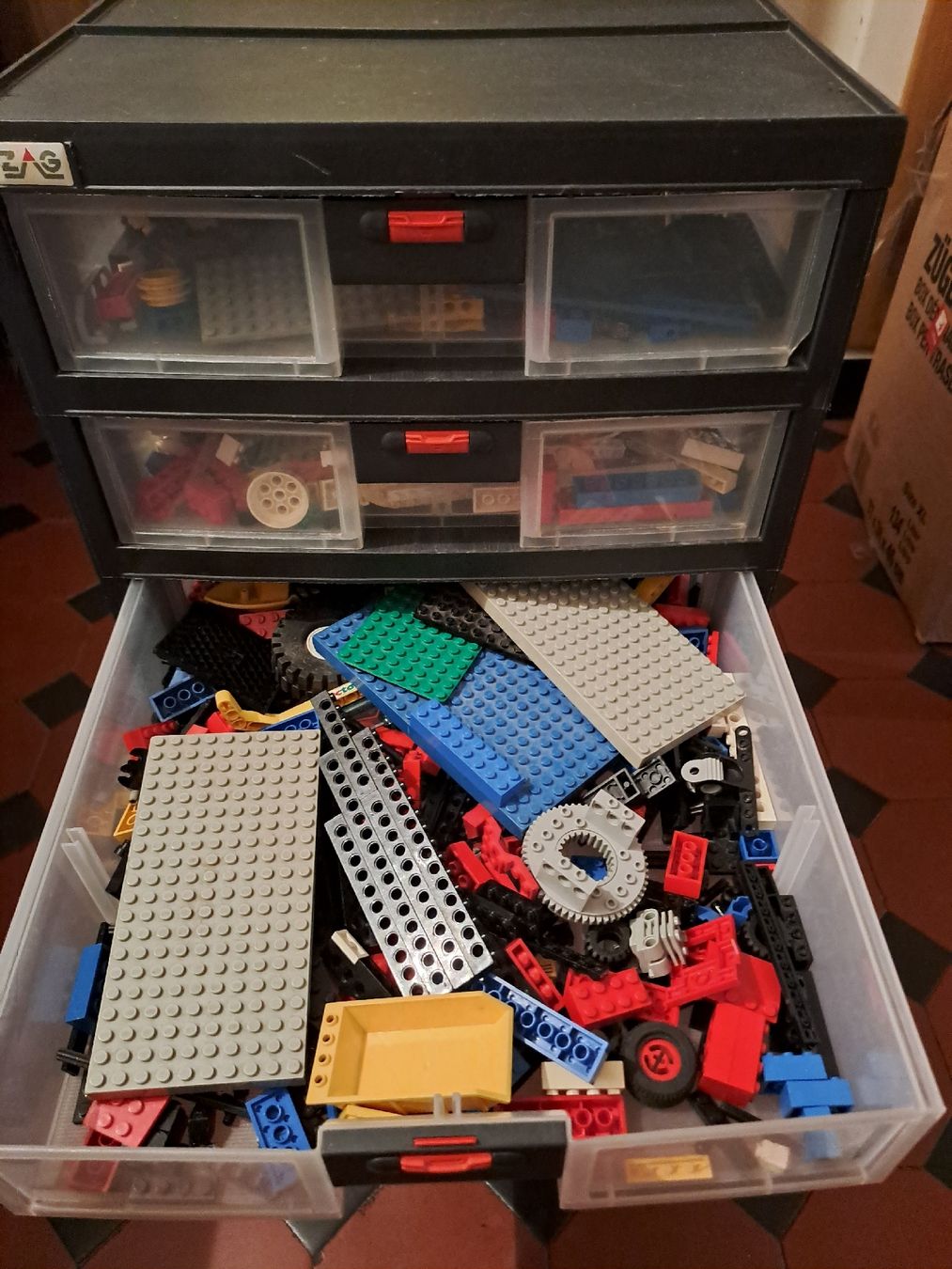 Lego Spielzeuge: Schubladenstock mit Legos – Gebraucht aus Kestenholz von Knox1973 4