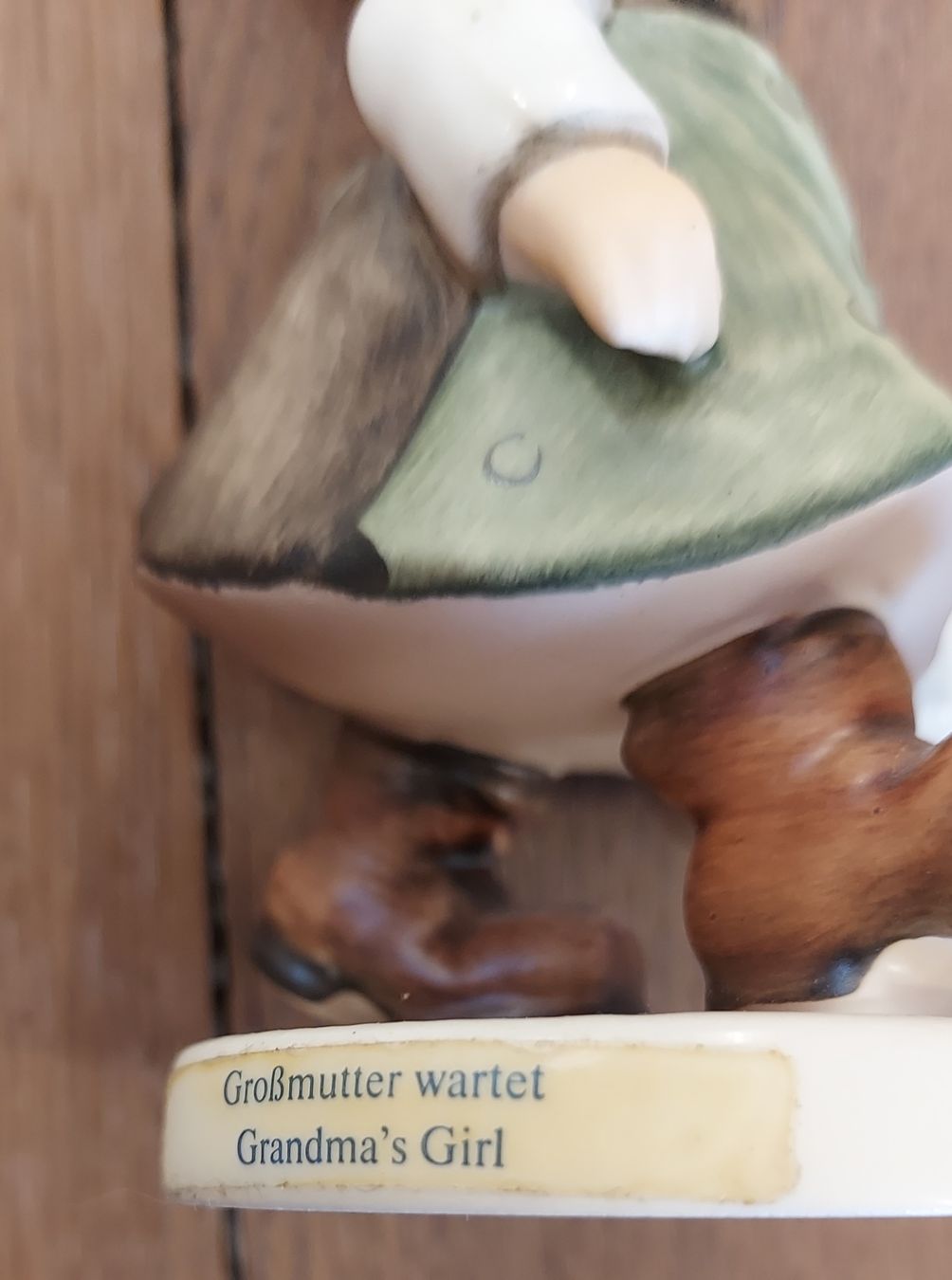 Hummel Statuette: Goebel Hummel Figur Mädchen "Grossmutter wartet" – Usato da Winterthur venduto da bambi2016 2