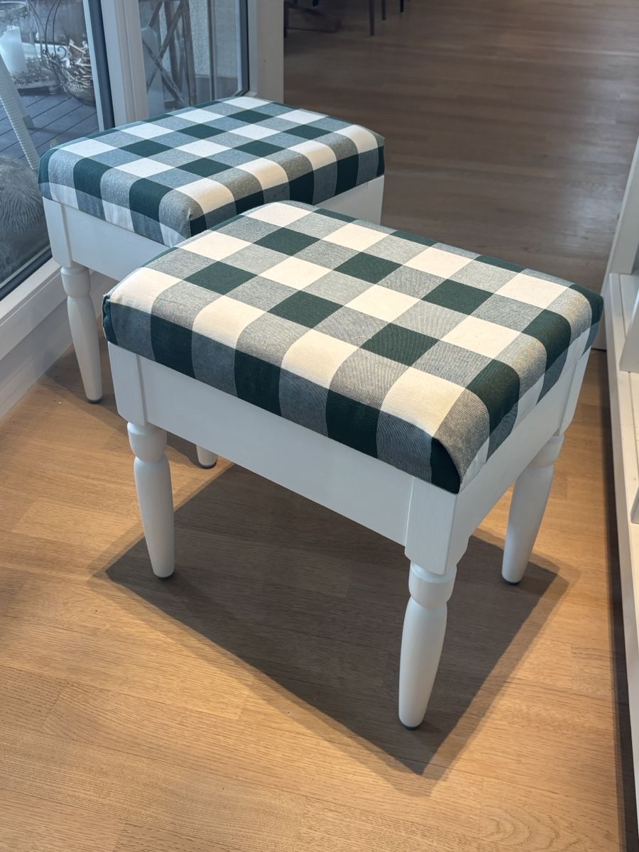 Hocker: Hocker im Karomuster, 2er Set, weiss/grün – Gebraucht aus Stallikon von DX_Unique_Design