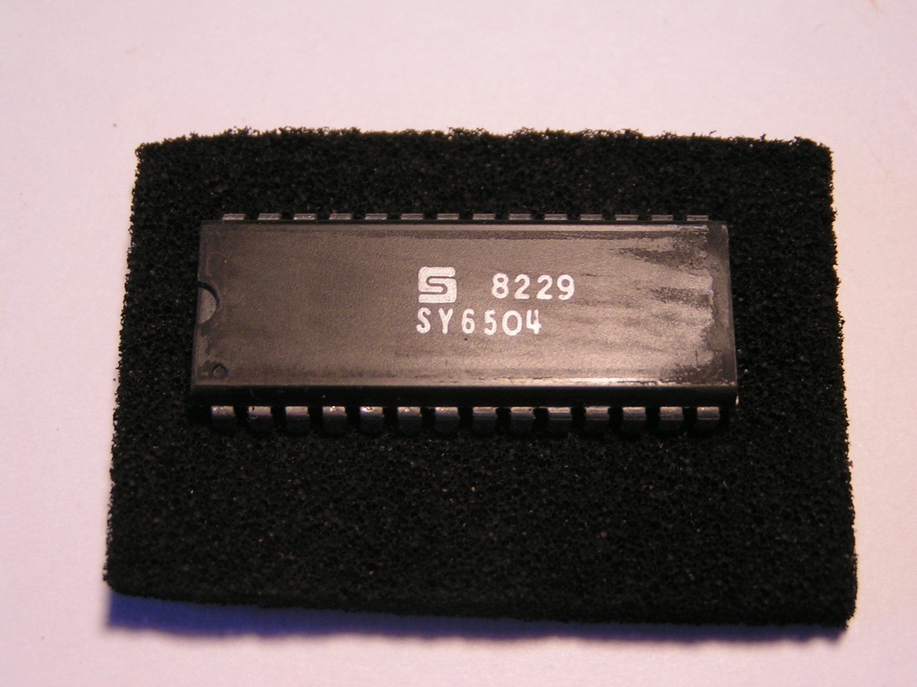 Componenti elettronici: obsoleter Mikroprozessor  SY6504 – Nuovo (secondo la descrizione) da Nussbaumen AG venduto da Muerik