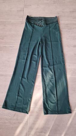 Bequeme Hose in dunklem Grün NEU