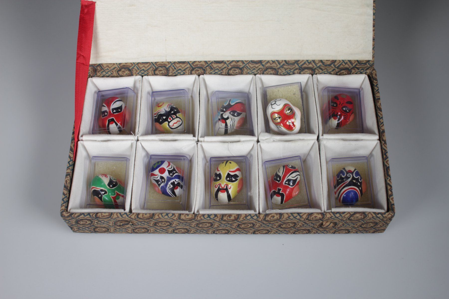Maschere: Box mit 10 handbemalten Peking-Oper Masken – Usato da Basel venduto da IRMAundFRED