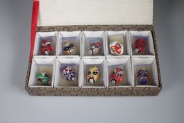 Box mit 10 handbemalten Peking-Oper Masken