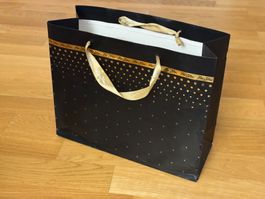 Schwarz-goldige Geschenktüte / Papiertüte mit „for you“