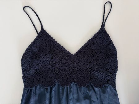 Kleid Adiko dunkelblau Grösse XS Spitze Satinstoff