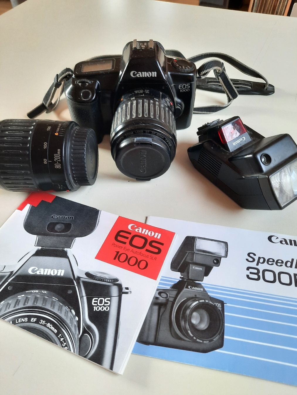 Canon Fotocamera: Analogkamera Canon EOS 1000 mit 2 Objektiven und Blitz – Usato da Nottwil venduto da mar_jqm7