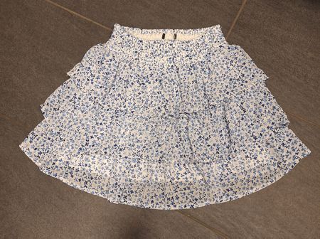 Jolie jupe courte à volants avec imprimé floral bleu et blan