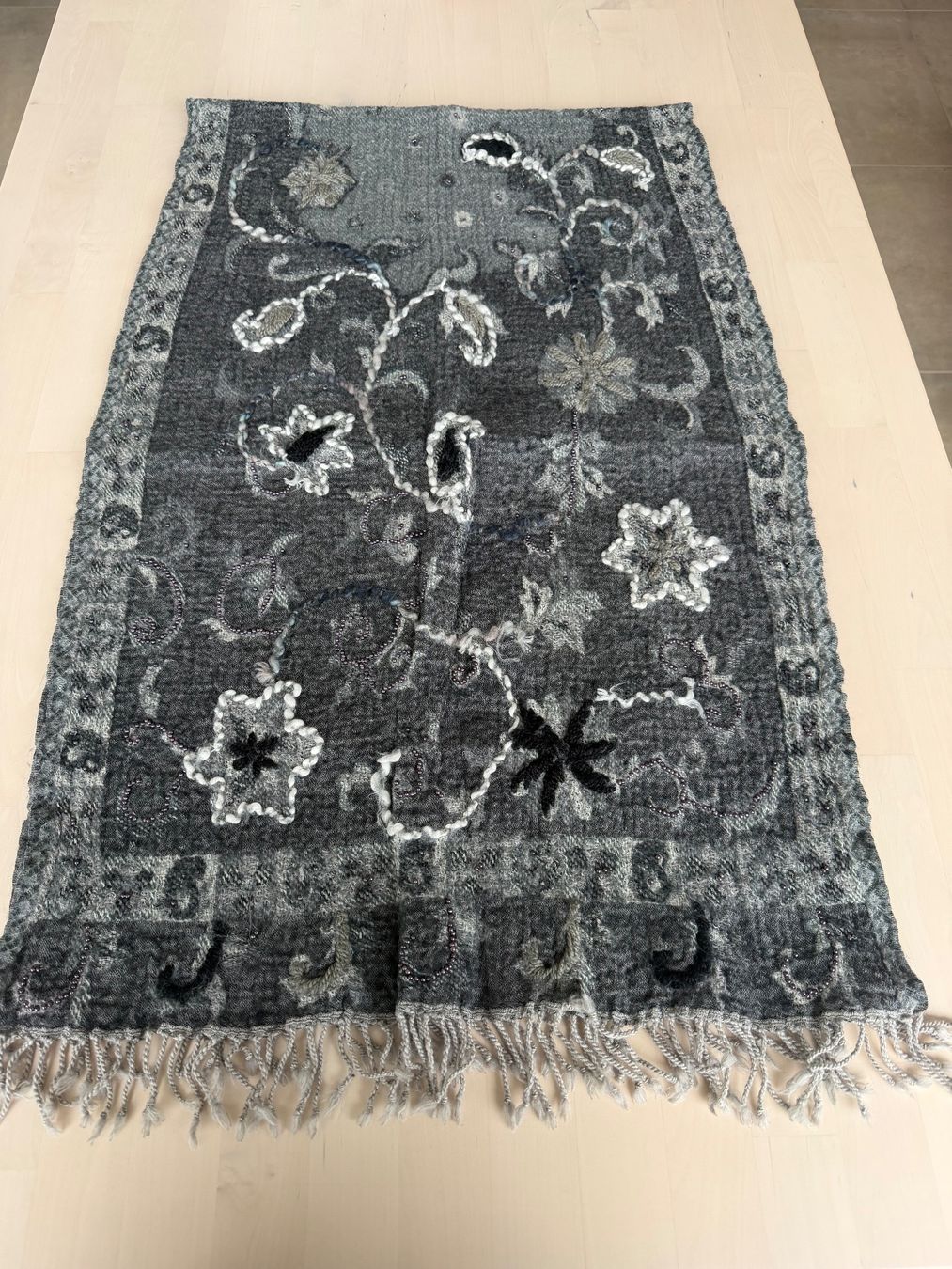 Foulard & Sciarpe: Warmer Winter Schal, Grau mit Blumenmuster – Nuovo (secondo la descrizione) da Glattpark(Opfikon) venduto da infinite_bags101 1