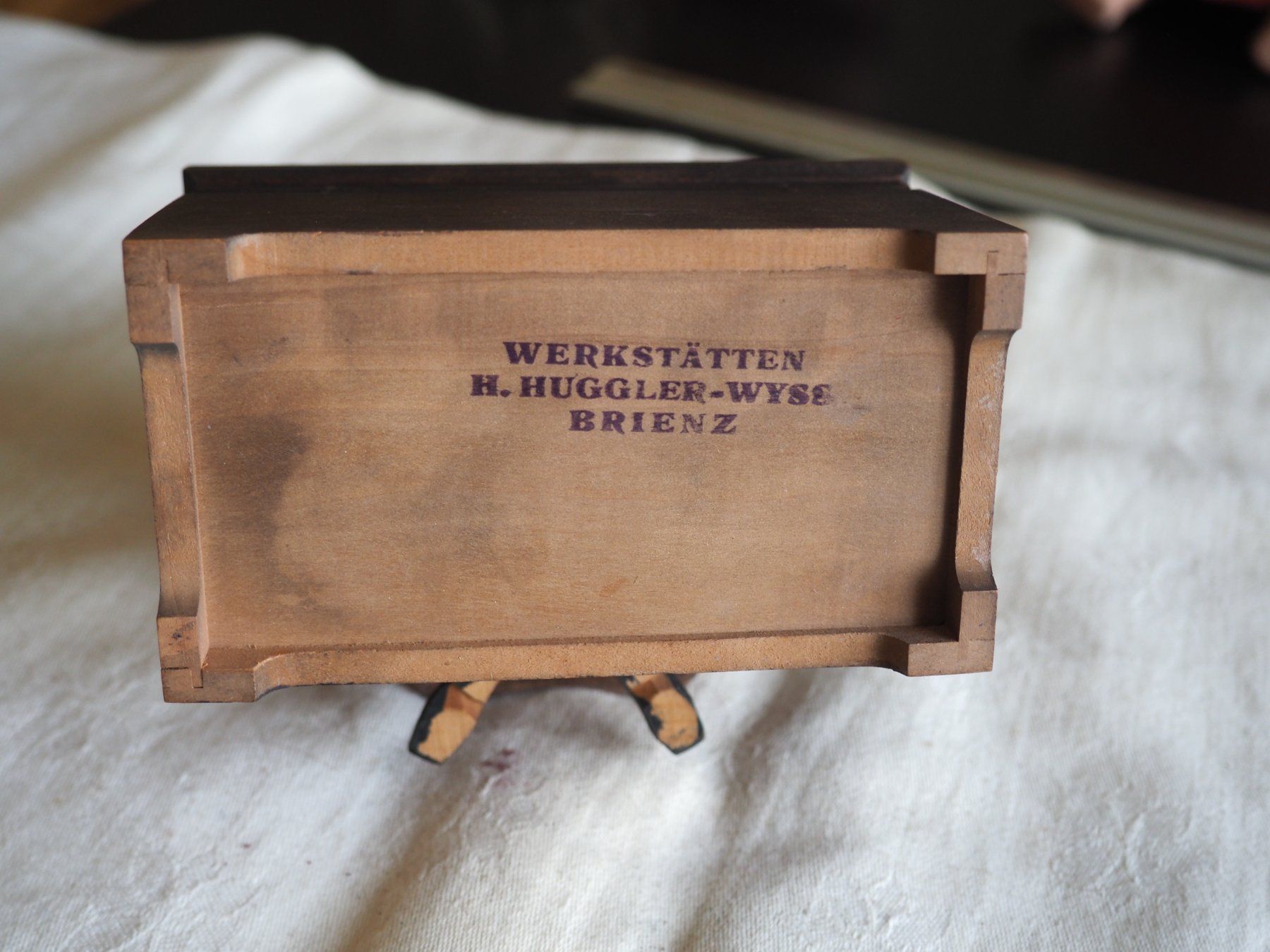 Statuette: Schatulle mit Handorgel Spielerin, Brienzer Schnitzerei – Usato da Schänis venduto da Wewu 4