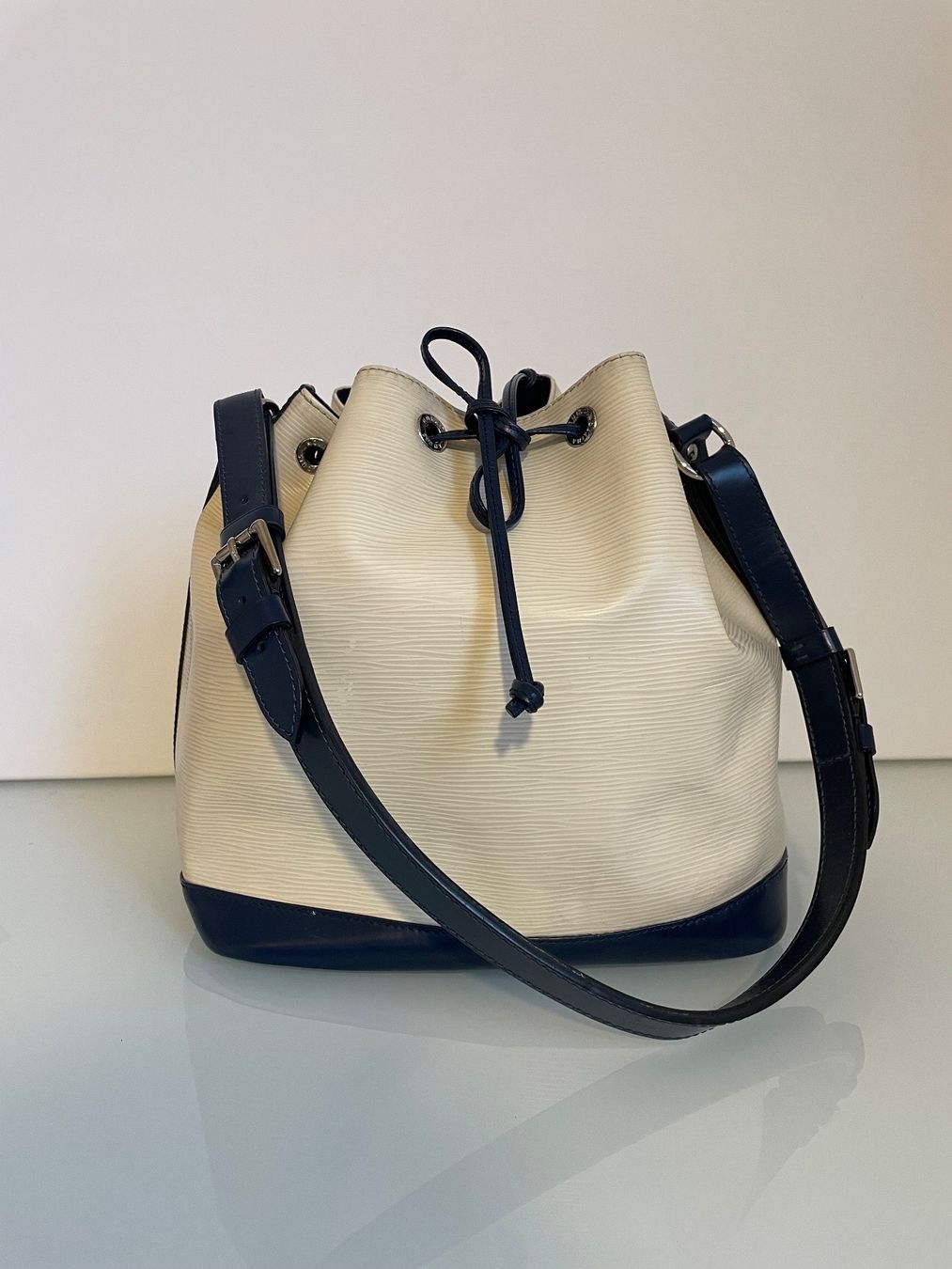 Louis Vuitton Borse da donna: -Louis Vuitton Petit Noe weiss blau – Usato da Hittnau venduto da LuxAndMore