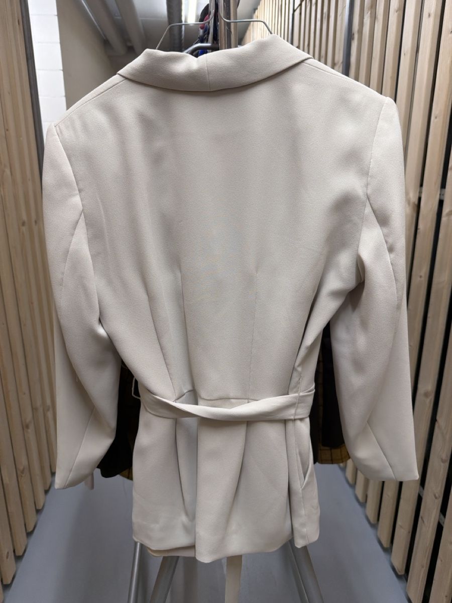 H&M Giacche: H&M Blazer beige mit Bindegurt neuwertig – Nuovo (secondo la descrizione) da Samstagern venduto da UM94 3