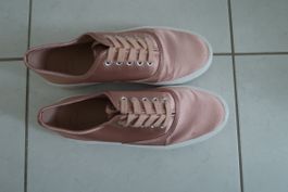 Turnschuhe mit Plateau