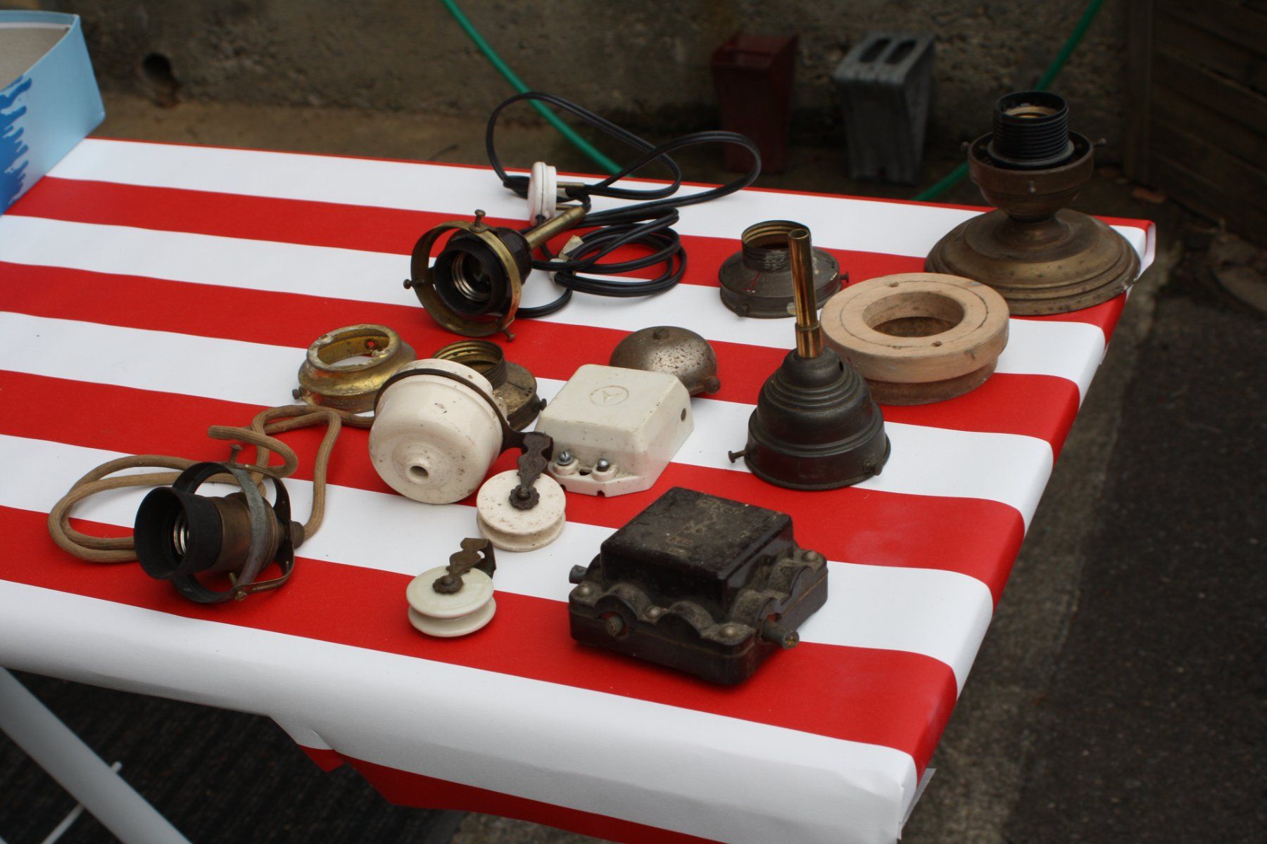 Stecker: ELEKTROMATERIAL ANTIK VINTAGE UNGEPRÜFT – Defekt aus Wauwil von Pneuedy 7