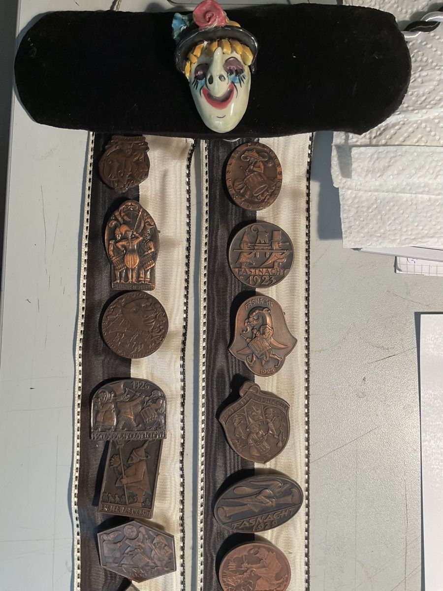 Basler Placchette & Badge: Fasnachtsblaggedden Sammlung Basel – Usato da Schneisingen venduto da Drehdreher 1