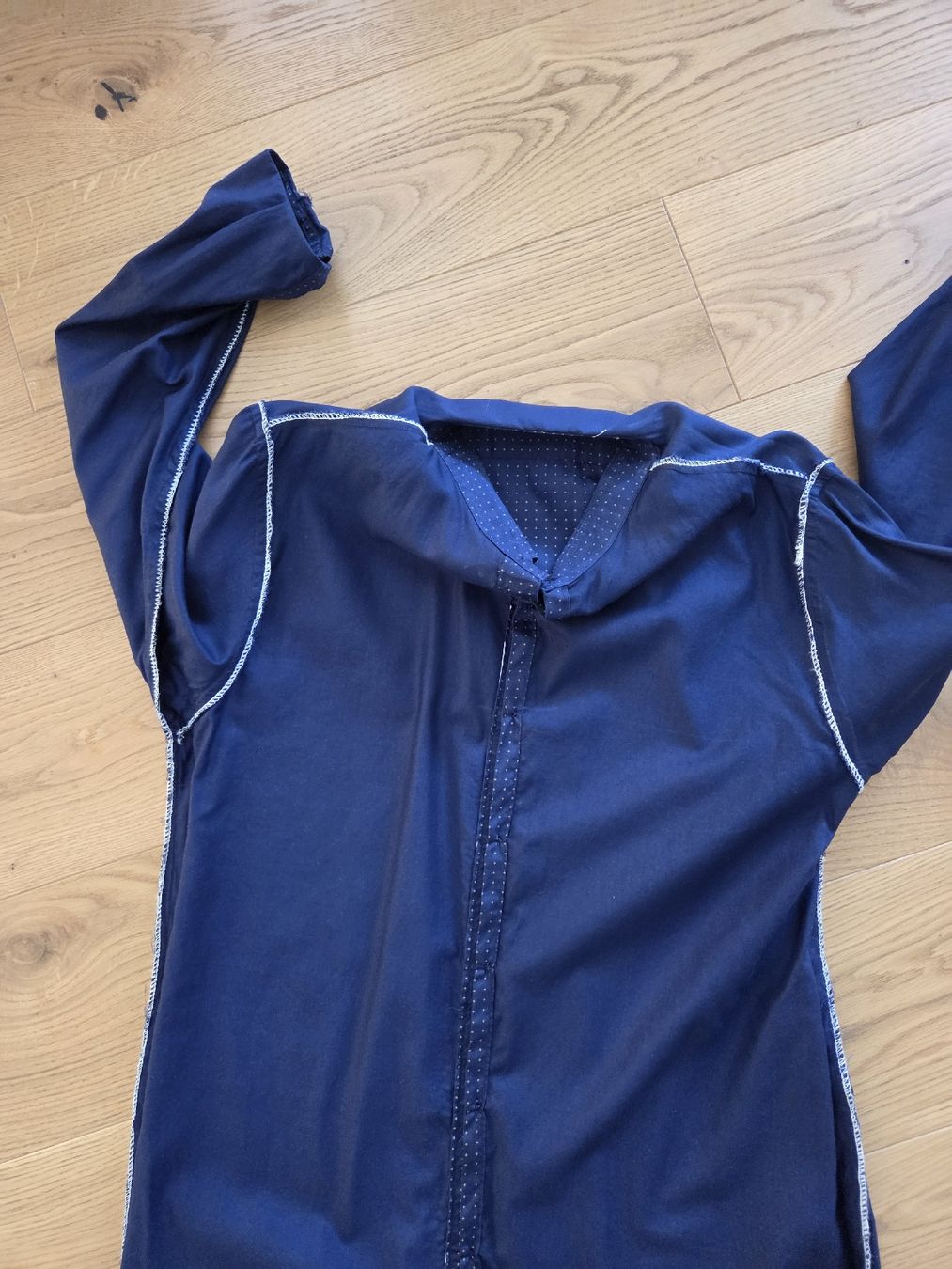 Hemden: Herrenhemd,  dunkelblau mit Muster, Gr. ca. L, top – Gebraucht aus Wetzikon ZH von mar_8jrl 5