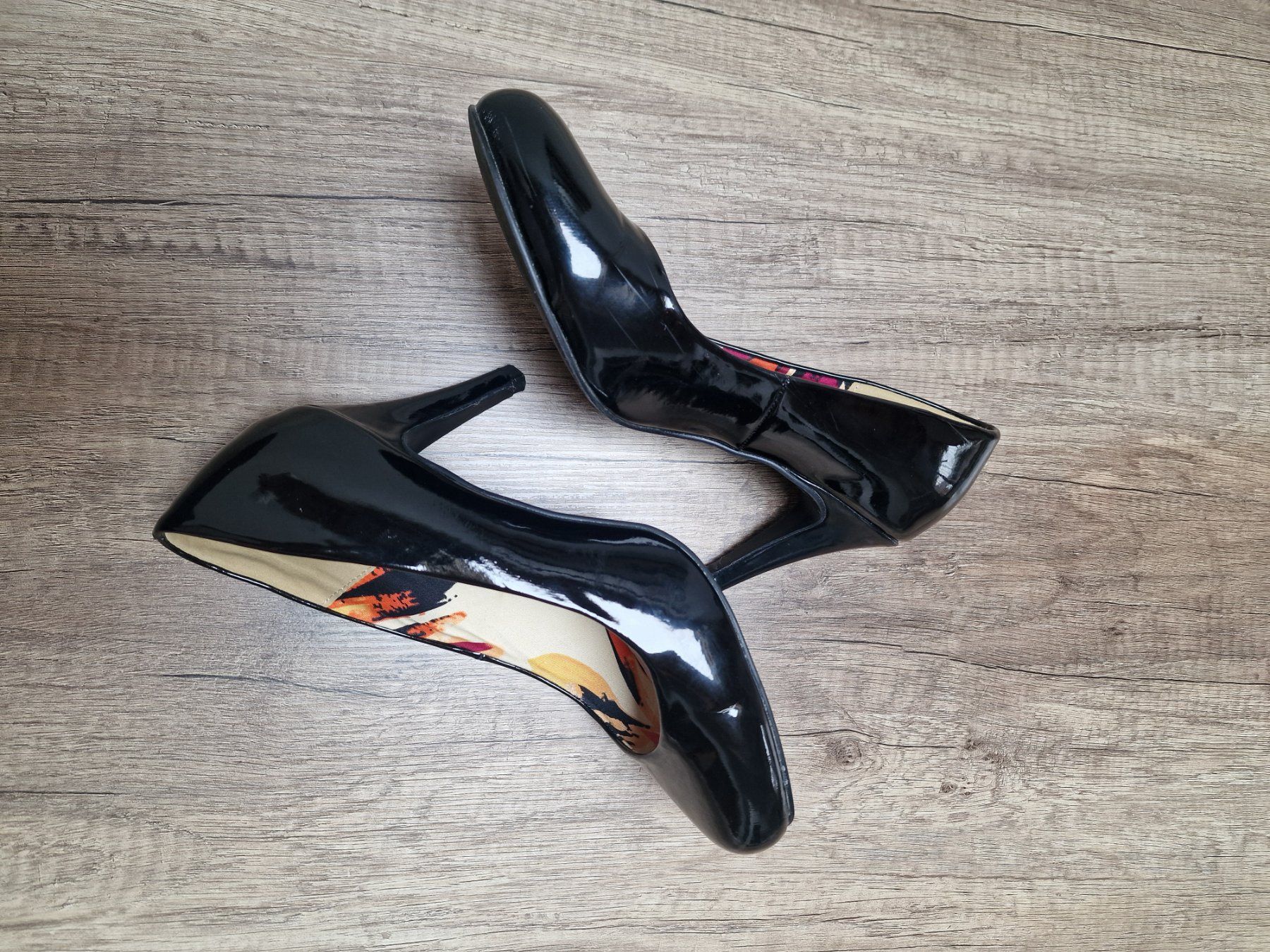 Cube Scarpe da donna: Schwarze Lack Pumps, Grösse 39, neuwertig CUBE – Usato da Falera venduto da Fudax 1