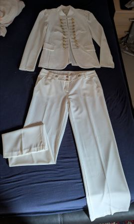 Elegantes weißes Damen‑Set mit goldenen Knöpfen – Jacke & Ho